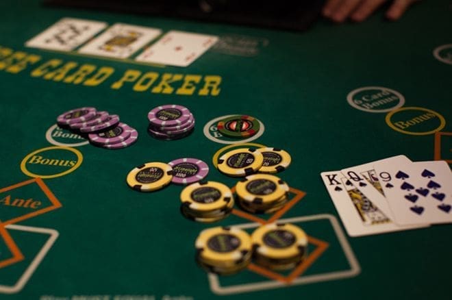 How to play three card poker