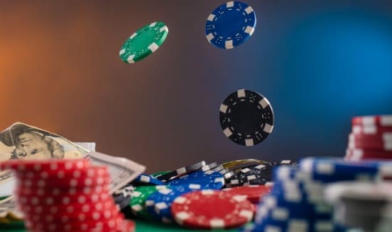 Choosing Between Online Gambling and Traditional Casinos